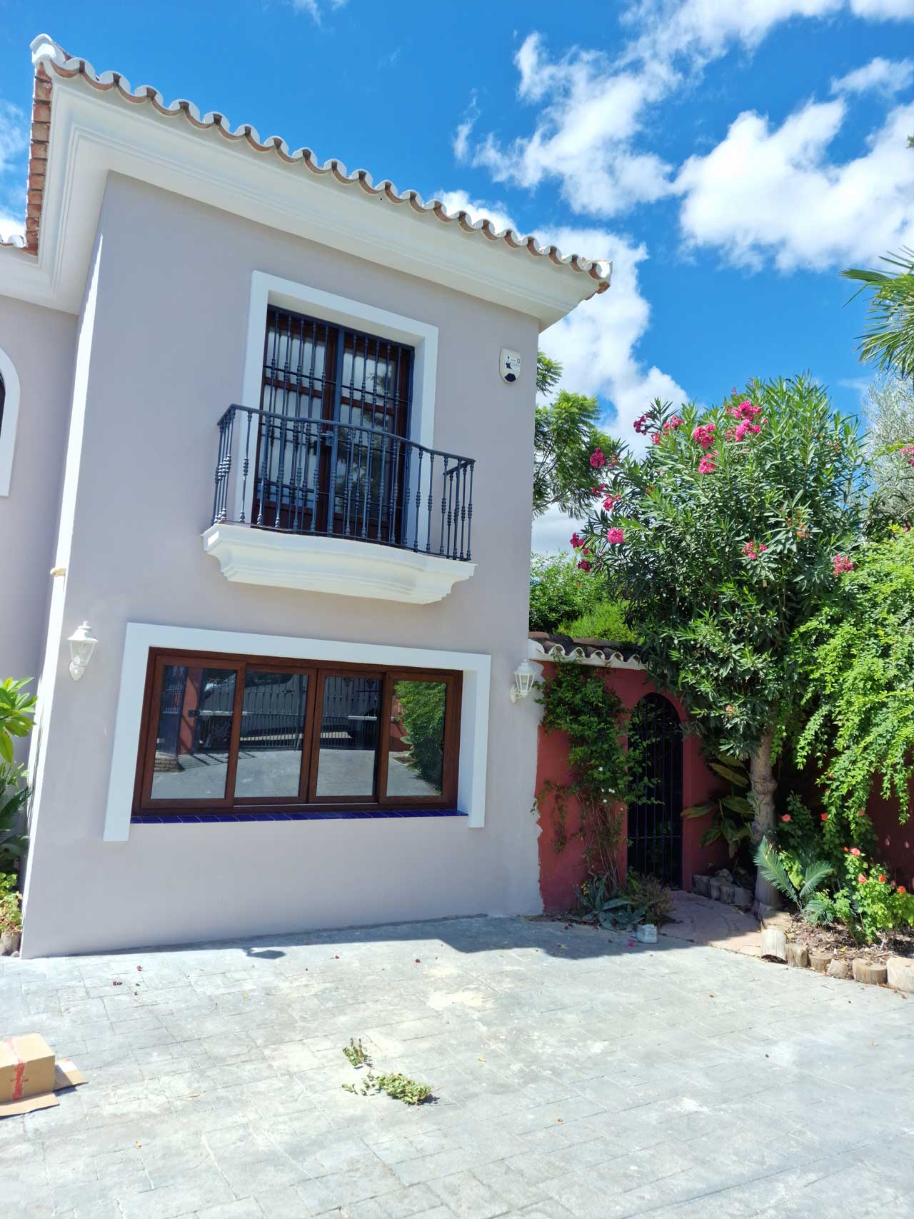 20220915_134639_compressed Fachada renovada de edificio con acabados modernos