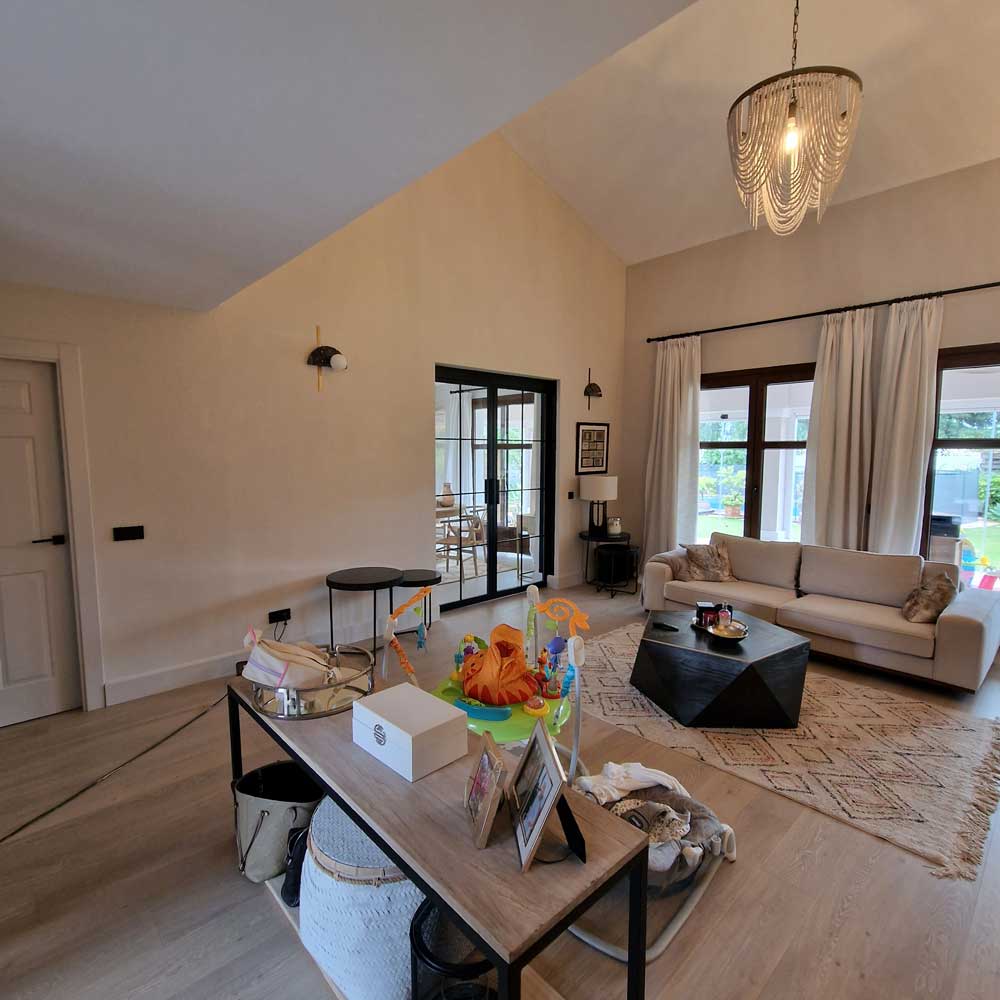 Instalación de suelo laminado en salón amplio