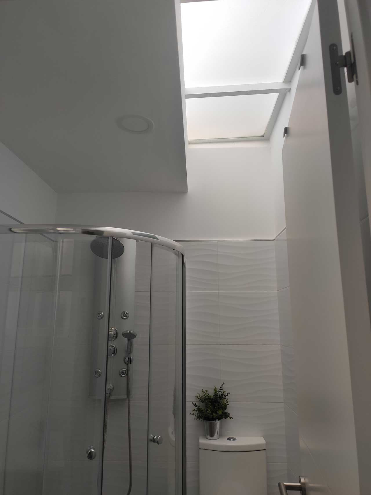 ANTONIO-M-compressed Baño moderno con plato de ducha y mampara de cristal