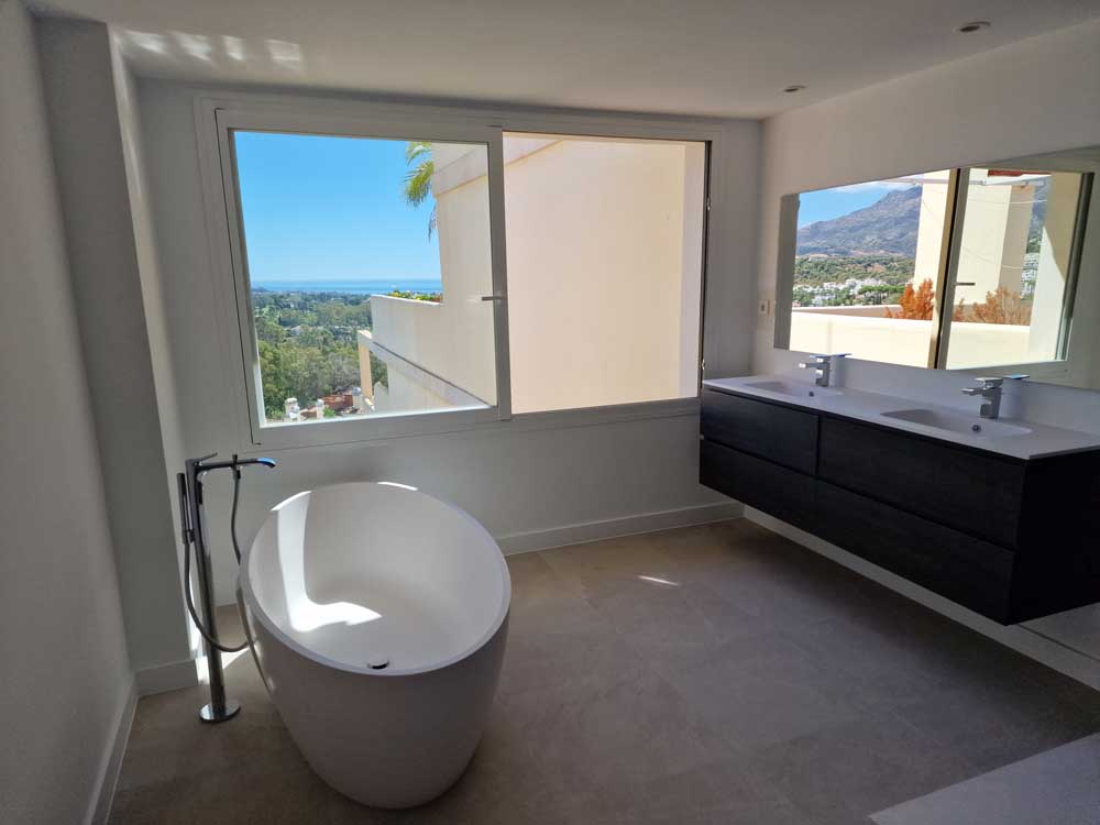 Baño moderno con bañera y mueble flotante