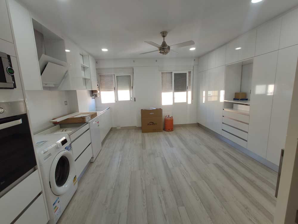 Cocina reformada con muebles blancos