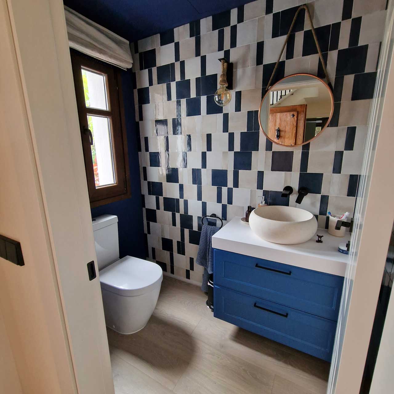 Reforma integral de baño en Málaga con diseño contemporáneo y funcional